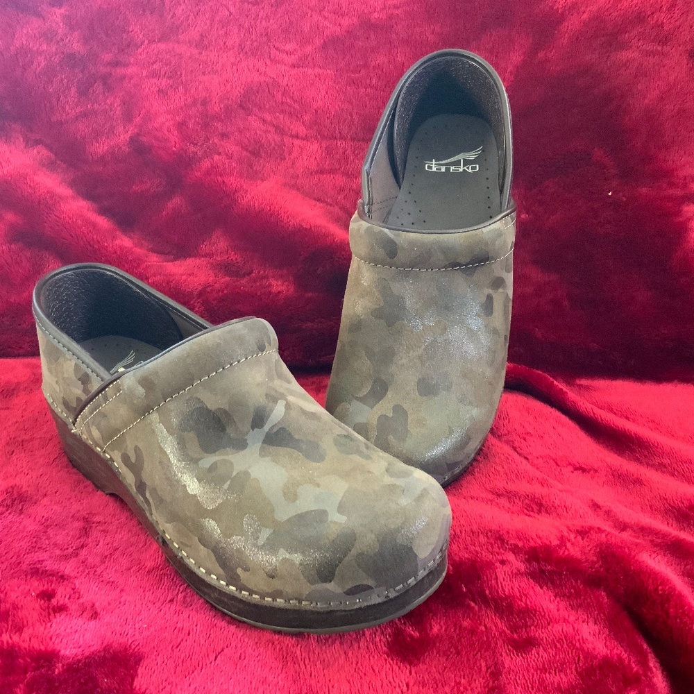 Dansko Professional Camo Print Suede Clogs SIZE 38 (US 7.5-8)